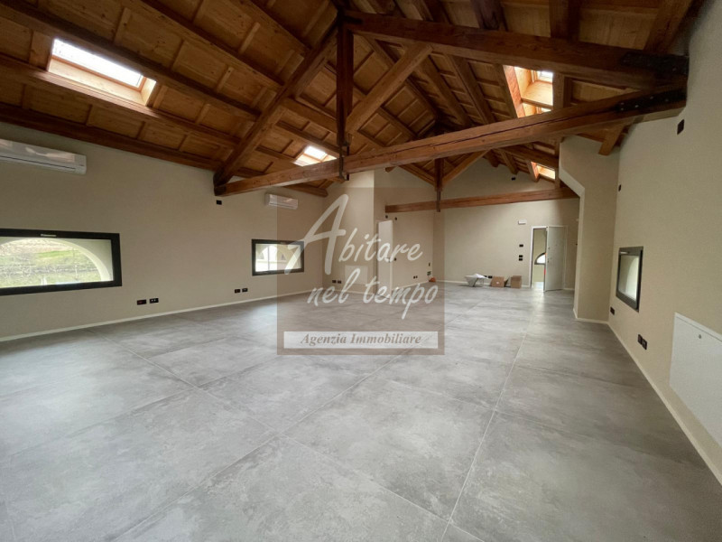 Proponiamo in locazione un ampio e luminoso ufficio di circa 125 m², situato in zona centrale a C...