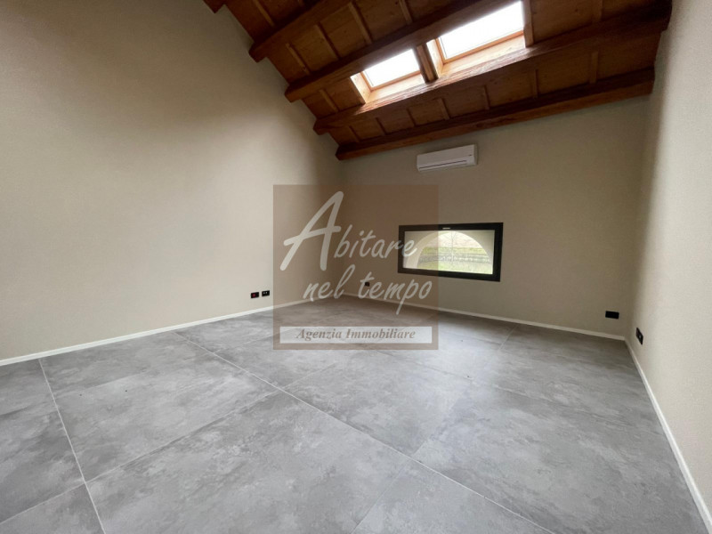 Proponiamo in locazione un ampio e luminoso ufficio di circa 125 m², situato in zona centrale a C...