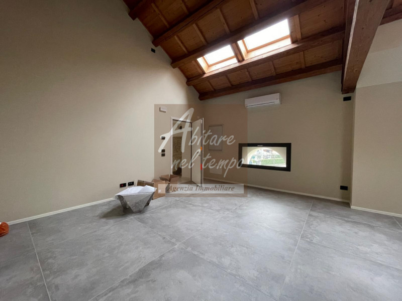 Proponiamo in locazione un ampio e luminoso ufficio di circa 125 m², situato in zona centrale a C...