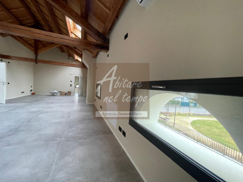 Proponiamo in locazione un ampio e luminoso ufficio di circa 125 m², situato in zona centrale a C...