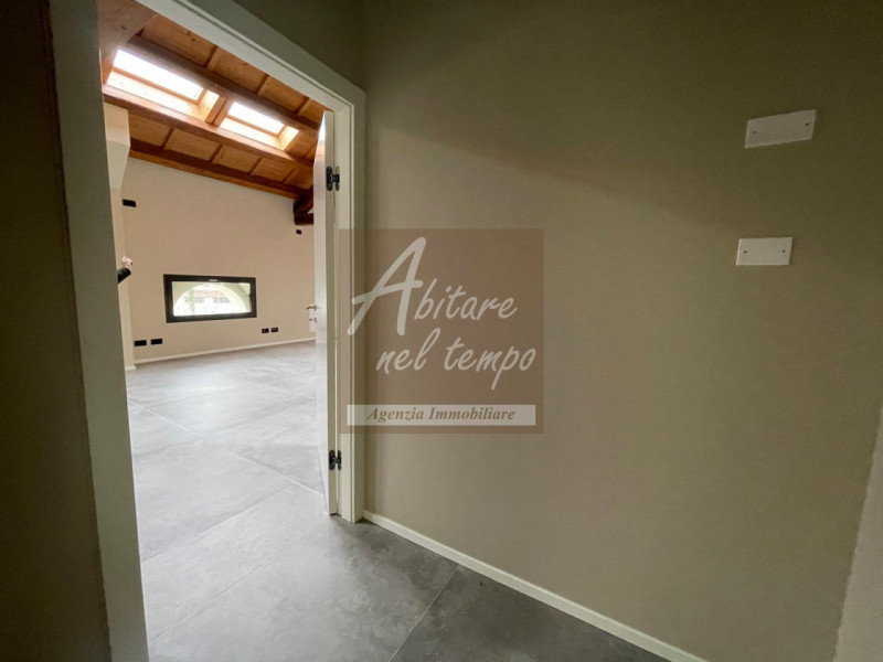 Proponiamo in locazione un ampio e luminoso ufficio di circa 125 m², situato in zona centrale a C...