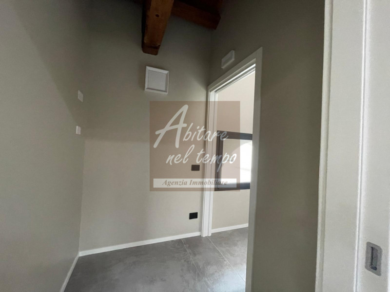 Proponiamo in locazione un ampio e luminoso ufficio di circa 125 m², situato in zona centrale a C...