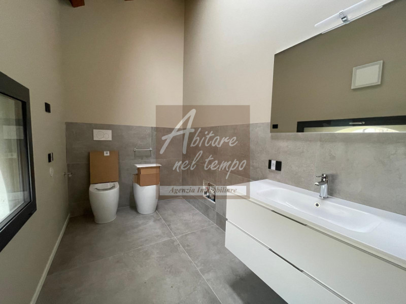 Proponiamo in locazione un ampio e luminoso ufficio di circa 125 m², situato in zona centrale a C...