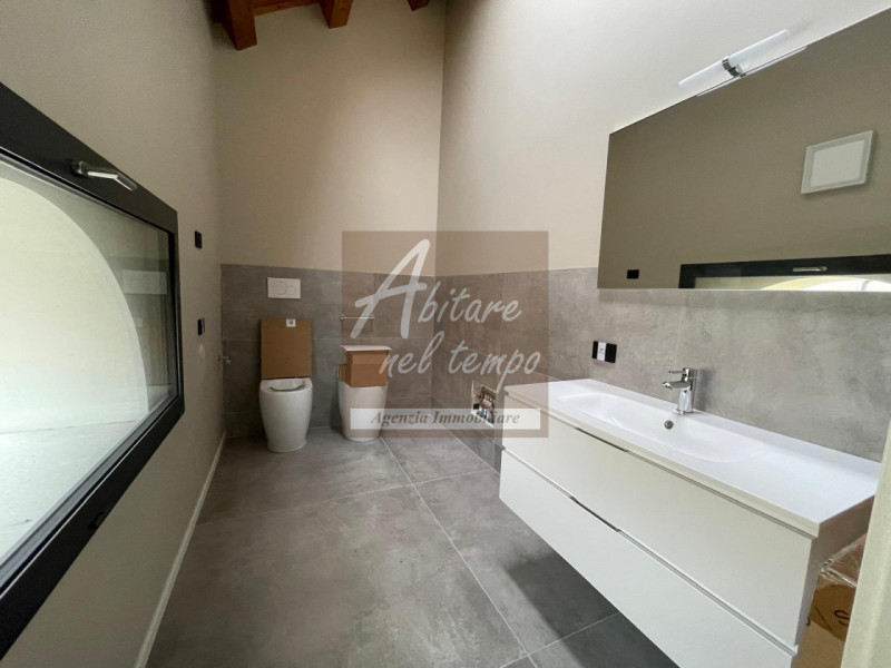 Proponiamo in locazione un ampio e luminoso ufficio di circa 125 m², situato in zona centrale a C...