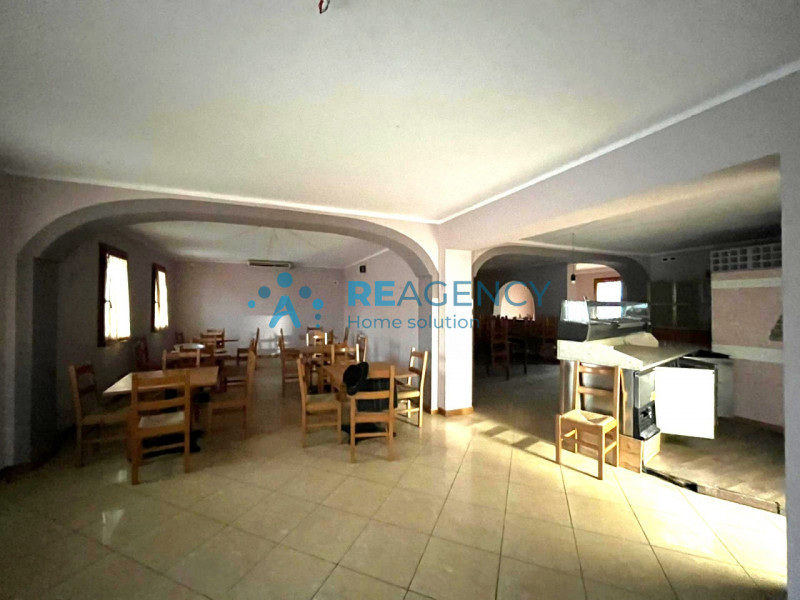 Il locale è posizionato lungo la strada principale di Motta di Costabissara, garantendo così un e...