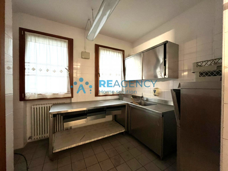 Il locale è posizionato lungo la strada principale di Motta di Costabissara, garantendo così un e...