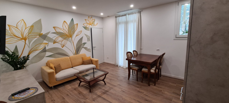 Proponiamo in affitto, nel servitissimo quartiere Palestro di Padova, un elegante appartamento tr...