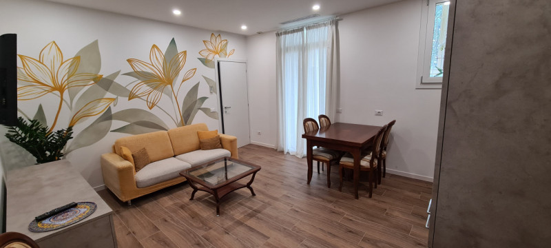 Proponiamo in affitto, nel servitissimo quartiere Palestro di Padova, un elegante appartamento tr...