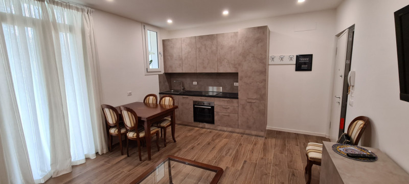 Proponiamo in affitto, nel servitissimo quartiere Palestro di Padova, un elegante appartamento tr...