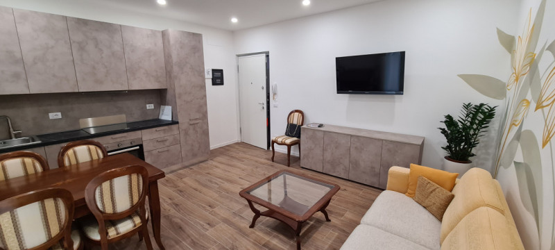 Proponiamo in affitto, nel servitissimo quartiere Palestro di Padova, un elegante appartamento tr...