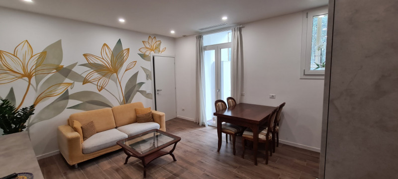 Proponiamo in affitto, nel servitissimo quartiere Palestro di Padova, un elegante appartamento tr...