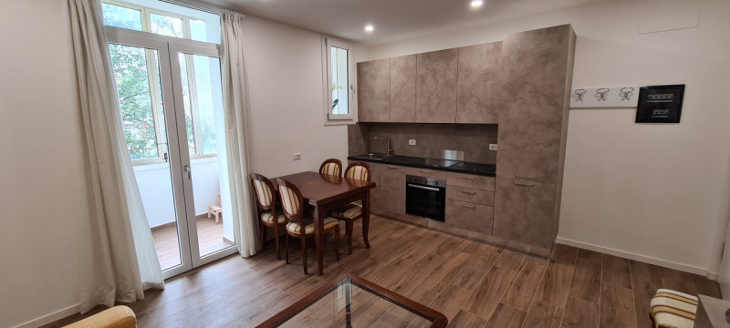 Proponiamo in affitto, nel servitissimo quartiere Palestro di Padova, un elegante appartamento tr...