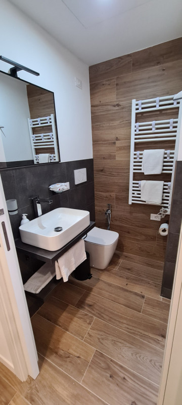 Proponiamo in affitto, nel servitissimo quartiere Palestro di Padova, un elegante appartamento tr...