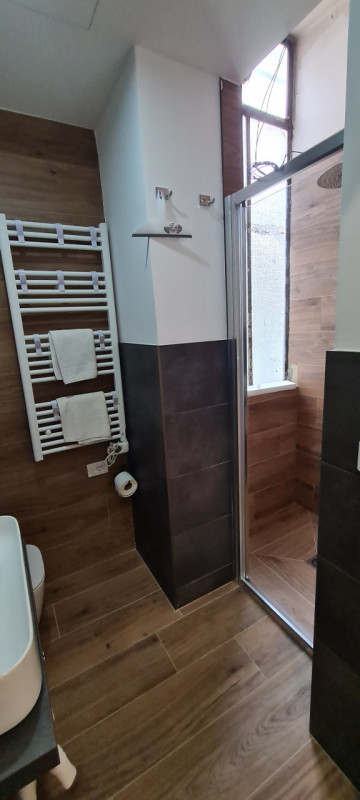 Proponiamo in affitto, nel servitissimo quartiere Palestro di Padova, un elegante appartamento tr...