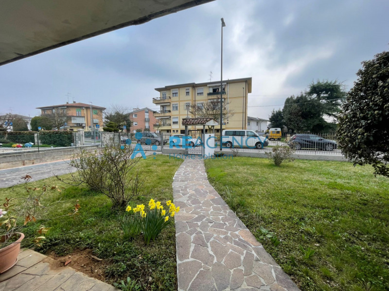 Nel centro di Creazzo, in una posizione strategica e comoda a tutti i principali servizi raggiung...