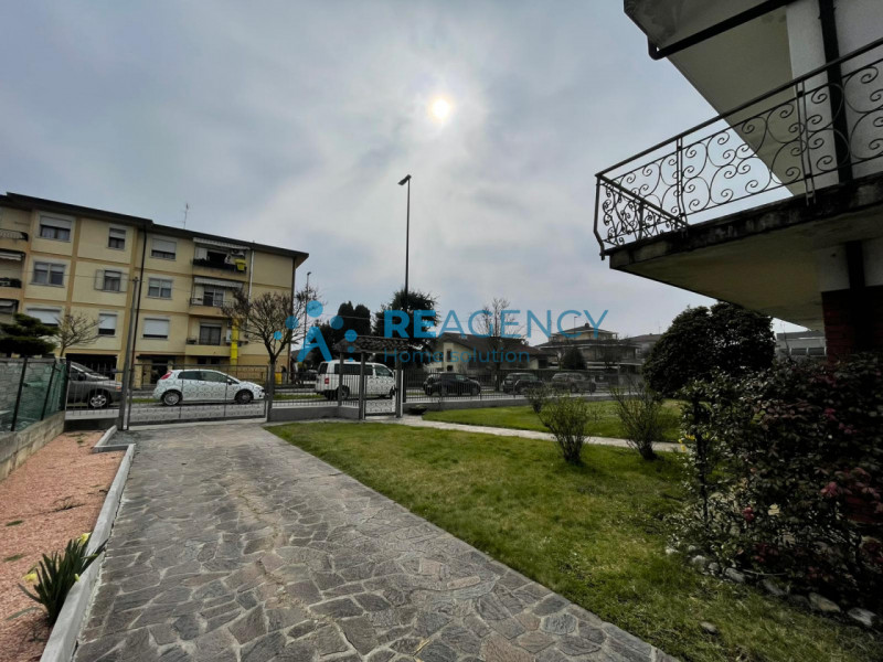 Nel centro di Creazzo, in una posizione strategica e comoda a tutti i principali servizi raggiung...