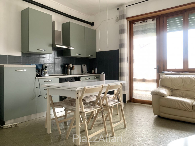 In contesto di sole 4 unità residenziali, appartamento al 1° piano con comodi spazi abitativi e d...