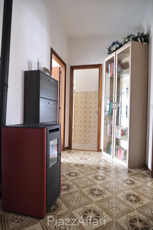 In contesto di sole 4 unità residenziali, appartamento al 1° piano con comodi spazi abitativi e d...