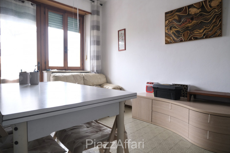 In contesto di sole 4 unità residenziali, appartamento al 1° piano con comodi spazi abitativi e d...