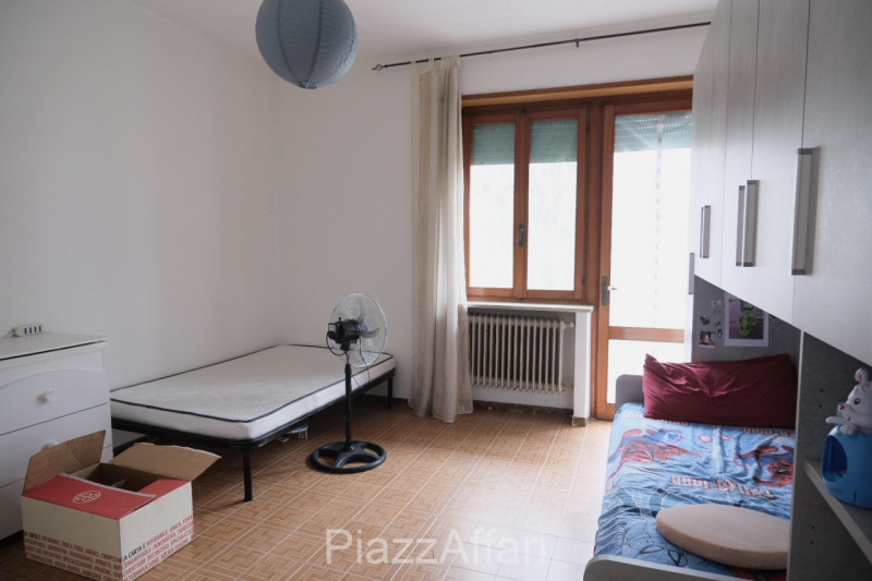 In contesto di sole 4 unità residenziali, appartamento al 1° piano con comodi spazi abitativi e d...