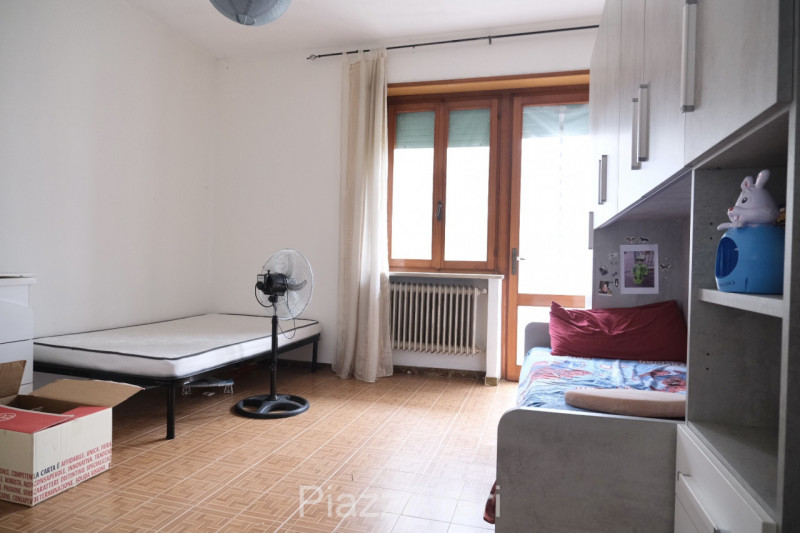 In contesto di sole 4 unità residenziali, appartamento al 1° piano con comodi spazi abitativi e d...