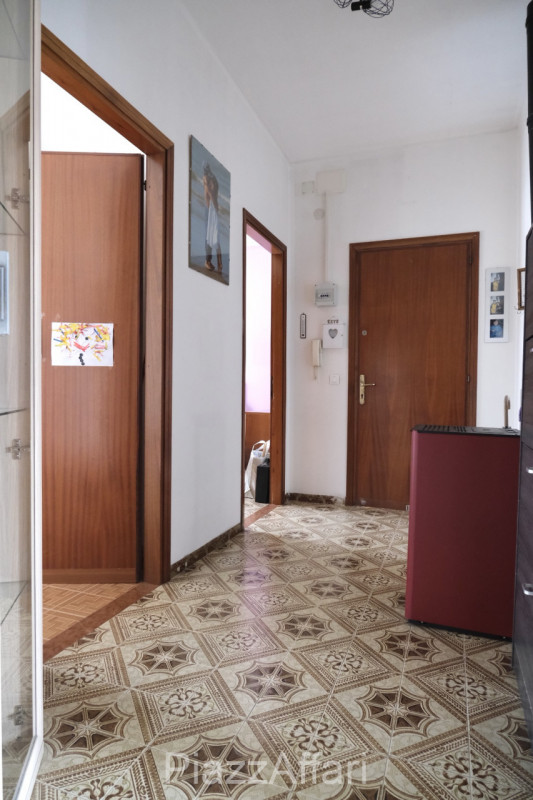 In contesto di sole 4 unità residenziali, appartamento al 1° piano con comodi spazi abitativi e d...