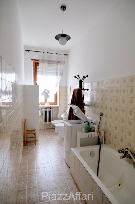 In contesto di sole 4 unità residenziali, appartamento al 1° piano con comodi spazi abitativi e d...