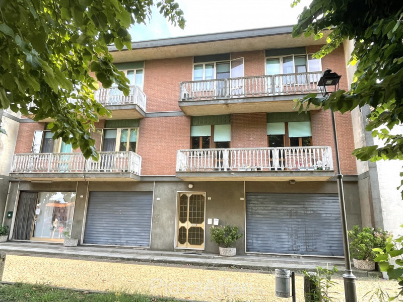 In contesto di sole 4 unità residenziali, appartamento al 1° piano con comodi spazi abitativi e d...