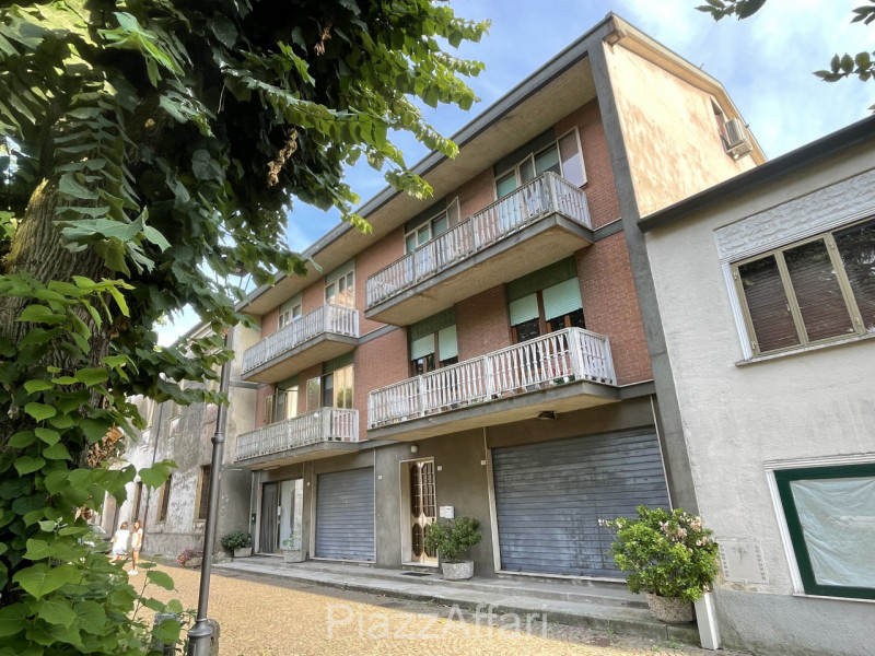 In contesto di sole 4 unità residenziali, appartamento al 1° piano con comodi spazi abitativi e d...