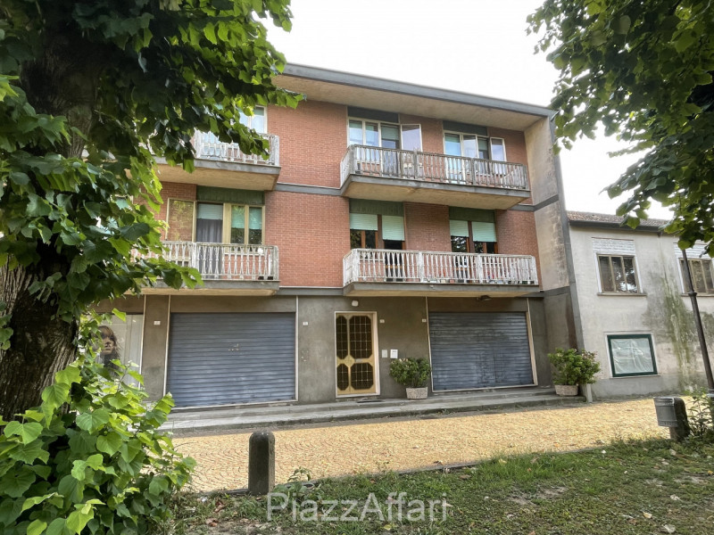 In contesto di sole 4 unità residenziali, appartamento al 1° piano con comodi spazi abitativi e d...