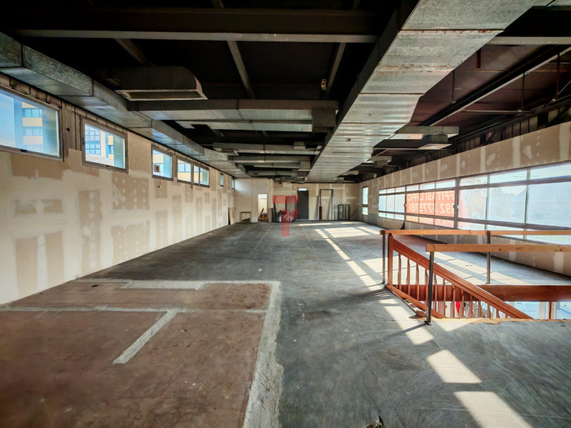 Nella dinamica e strategica Zona Industriale Est di Padova, proponiamo in locazione un ampio spaz...