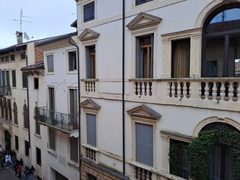 Scopri un'opportunità unica a pochi passi da Piazza Dei Signori! Questo appartamento su due piani...