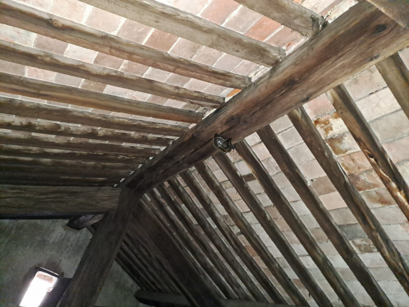 Scopri un'opportunità unica a pochi passi da Piazza Dei Signori! Questo appartamento su due piani...