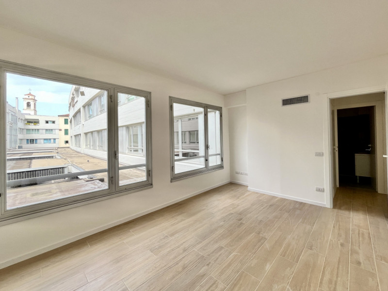 (Per info Monica 3482688677) Nel prestigioso contesto del Centro Storico di Padova, a pochi passi...