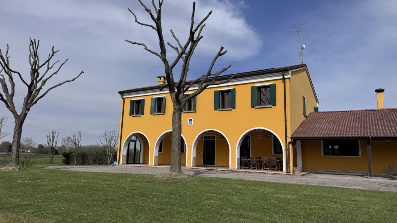 Nel cuore della suggestiva campagna veneziana, in posizione riservata ed immersa nel verde, propo...