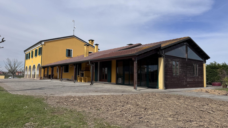 Nel cuore della suggestiva campagna veneziana, in posizione riservata ed immersa nel verde, propo...