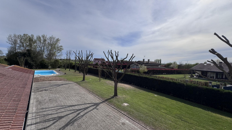 Nel cuore della suggestiva campagna veneziana, in posizione riservata ed immersa nel verde, propo...
