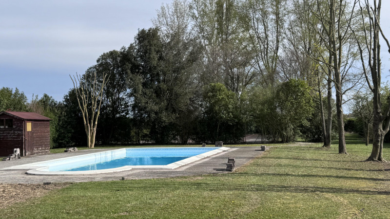 Nel cuore della suggestiva campagna veneziana, in posizione riservata ed immersa nel verde, propo...