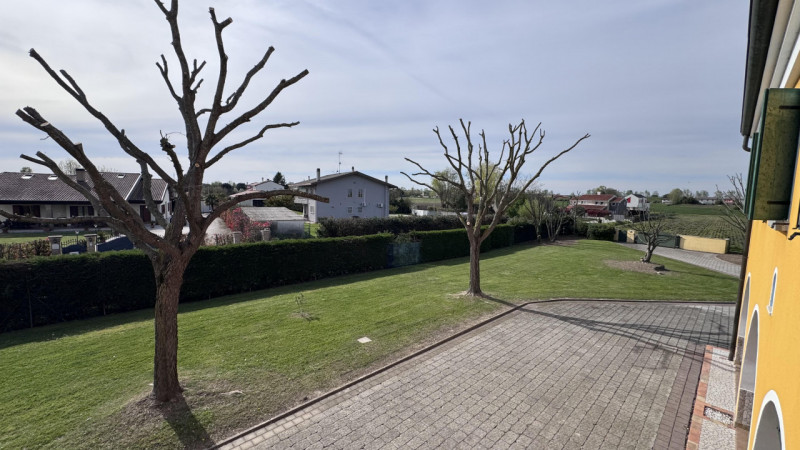 Nel cuore della suggestiva campagna veneziana, in posizione riservata ed immersa nel verde, propo...