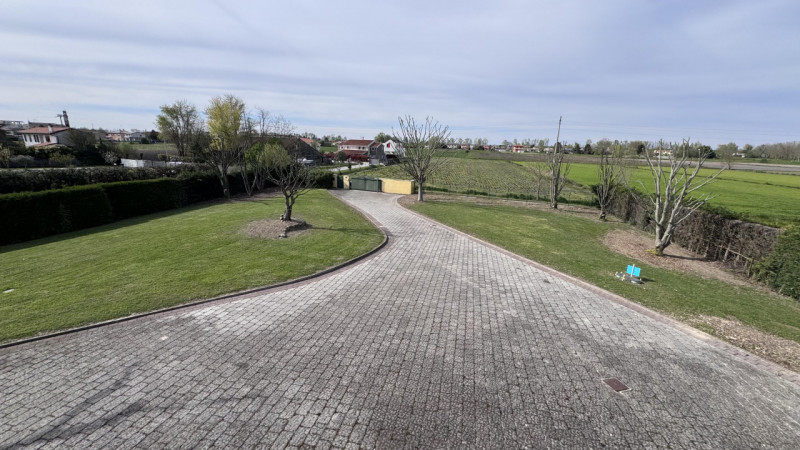 Nel cuore della suggestiva campagna veneziana, in posizione riservata ed immersa nel verde, propo...