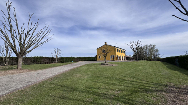 Nel cuore della suggestiva campagna veneziana, in posizione riservata ed immersa nel verde, propo...
