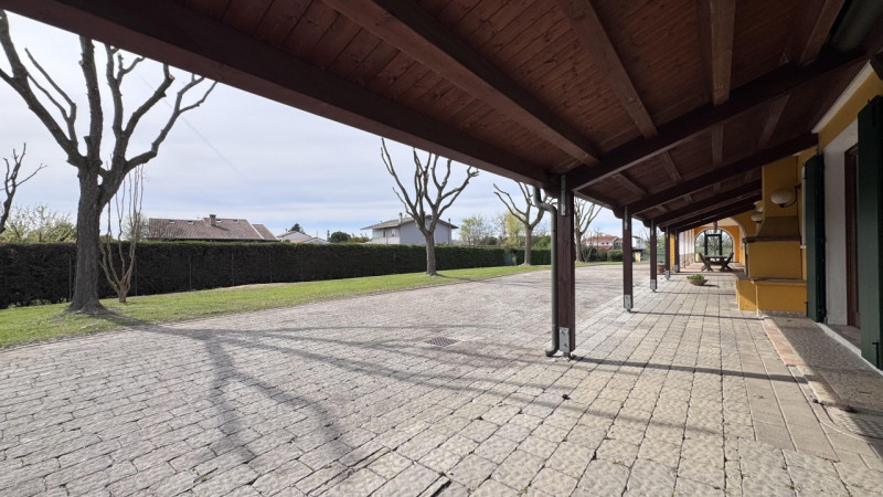Nel cuore della suggestiva campagna veneziana, in posizione riservata ed immersa nel verde, propo...