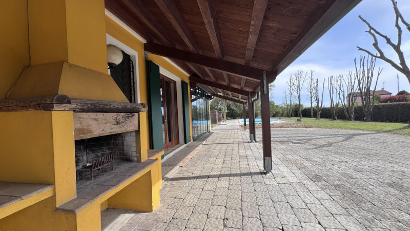 Nel cuore della suggestiva campagna veneziana, in posizione riservata ed immersa nel verde, propo...