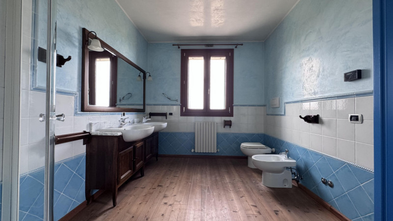 Nel cuore della suggestiva campagna veneziana, in posizione riservata ed immersa nel verde, propo...