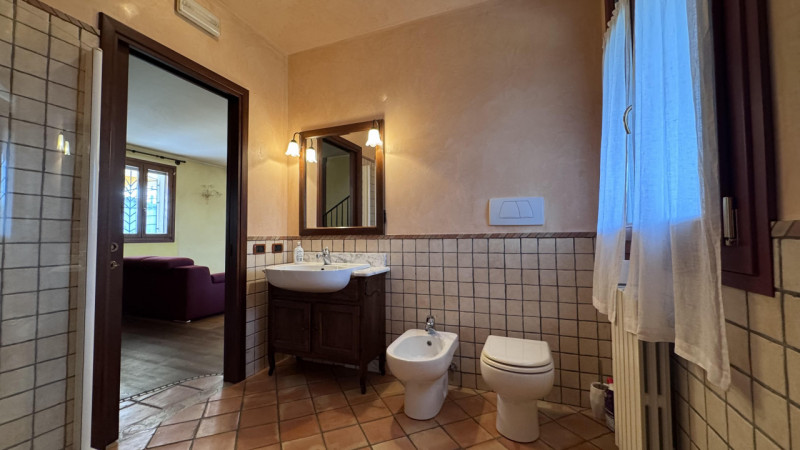 Nel cuore della suggestiva campagna veneziana, in posizione riservata ed immersa nel verde, propo...
