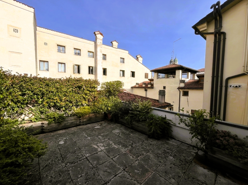 Nel cuore pulsante di Vicenza, a pochi passi da Piazza dei Signori e dal Teatro Olimpico, proponi...