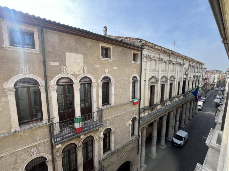 Nel cuore pulsante di Vicenza, a pochi passi da Piazza dei Signori e dal Teatro Olimpico, proponi...