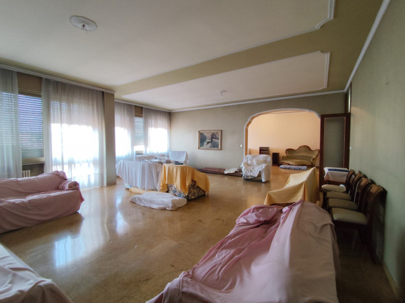 Situato nel prestigioso Centro Storico di Vicenza, questo straordinario appartamento di oltre 368...