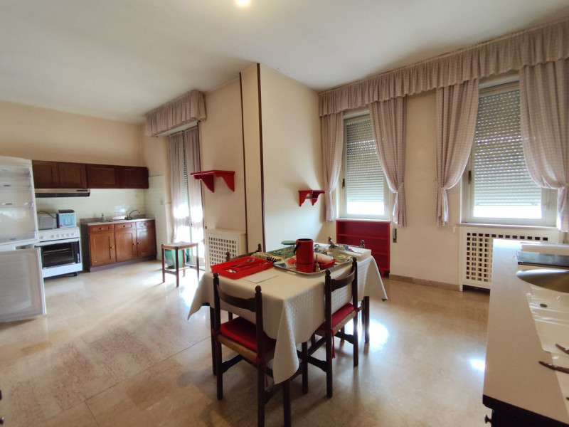 Situato nel prestigioso Centro Storico di Vicenza, questo straordinario appartamento di oltre 368...