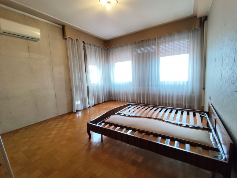 Situato nel prestigioso Centro Storico di Vicenza, questo straordinario appartamento di oltre 368...